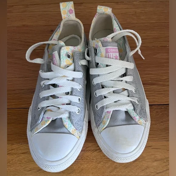 Converse Chuck Taylor Gray and Floral Low Top Girls size 1 Sneakers - Picture 3 of 9